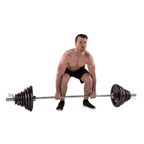 Mand træner med Tunturi Vægtstangsæt - 100 kg
