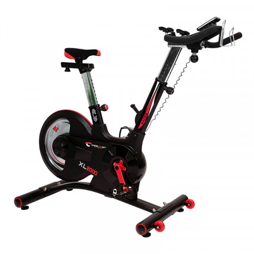Dette er en Top Sport XL 2000 SPinningcykel, spinningcyklen er sort med røde accenter